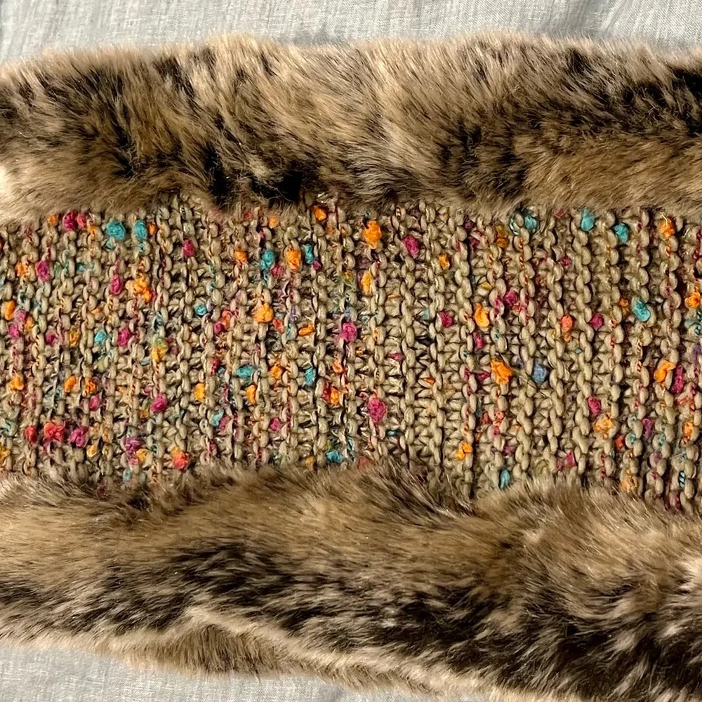 Faux Frenzi By Dena one piece knited scarf with faux fur‎ trim
